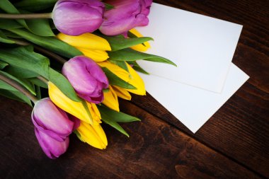 rustik ahşap tahta, Paskalya Dekorasyon üzerinde renkli Lale buketi