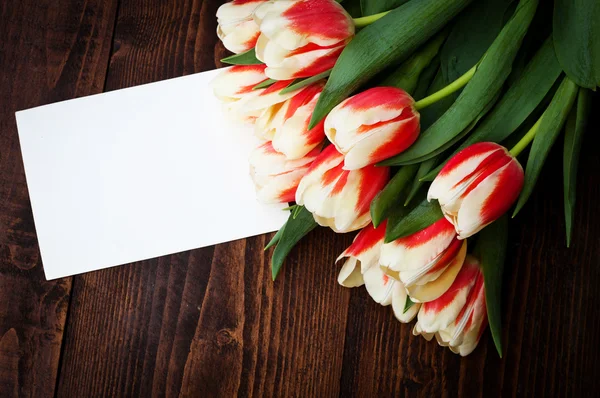 Ramo de tulipanes de colores en tablero de madera rústica, decoración de Pascua — Foto de Stock