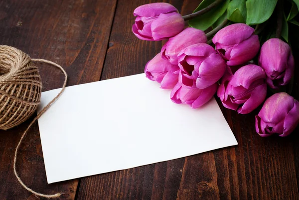 Ramo de tulipanes de colores en tablero de madera rústica, decoración de Pascua — Foto de Stock