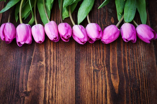 仿古木制板，复活节装饰上色彩艳丽的郁金香花束 — 图库照片