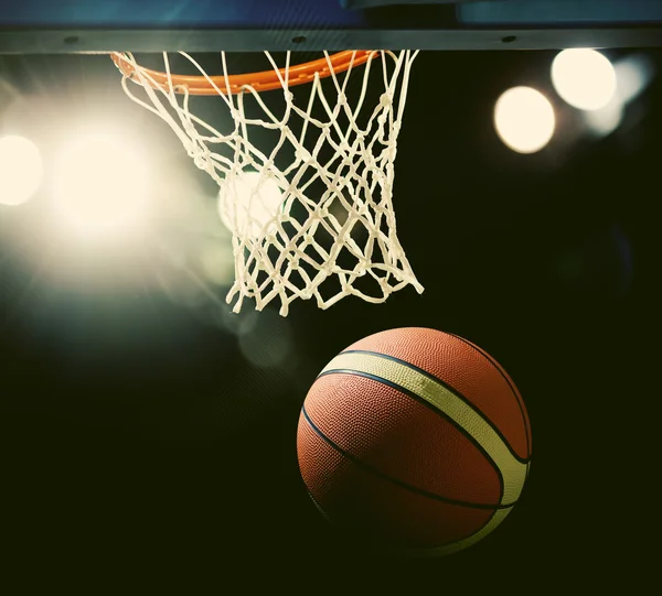 Баскетбол проходит через обруч на спортивной арене — стоковое фото