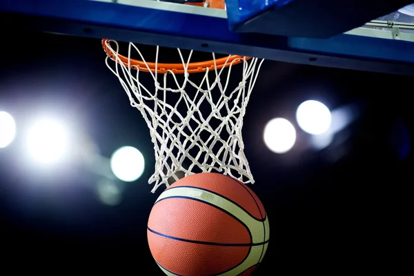 バスケットボールはスポーツ競技場のフープを通って — ストック写真