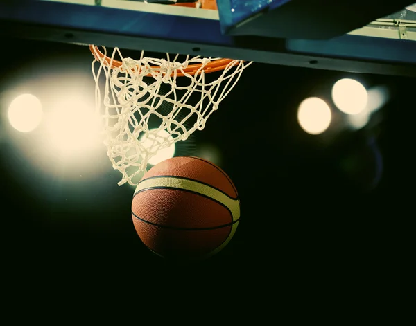 Basket passando attraverso il cerchio in un palazzetto dello sport — Foto Stock