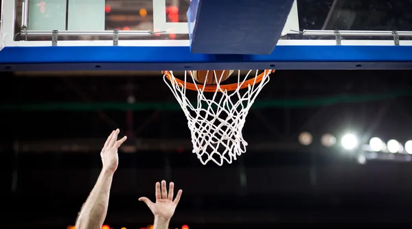 Basket går igenom ringen på en idrottsplats — Stockfoto