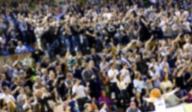 Basketbol sahasındaki kalabalığın geçmişi bulanık.