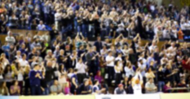 Basketbol sahasındaki kalabalığın geçmişi bulanık.