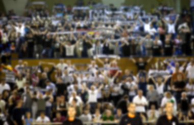 Basketbol sahasındaki kalabalığın geçmişi bulanık.