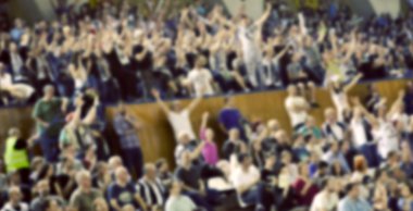Basketbol sahasındaki kalabalığın geçmişi bulanık.