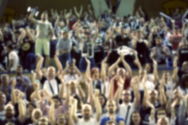 Basketbol sahasındaki kalabalığın geçmişi bulanık.