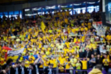Basketbol sahasındaki kalabalığın geçmişi bulanık.