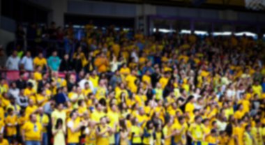 Basketbol sahasındaki kalabalığın geçmişi bulanık.