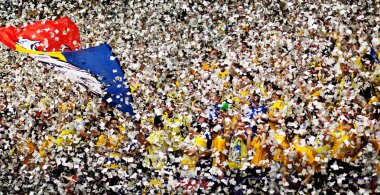 Basketbol sahasındaki kalabalığın geçmişi bulanık.