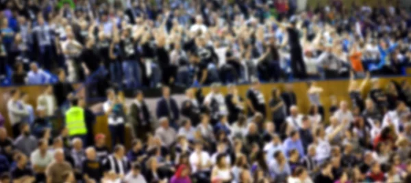 Fondo borroso de multitud de personas en una cancha de baloncesto — Foto de Stock