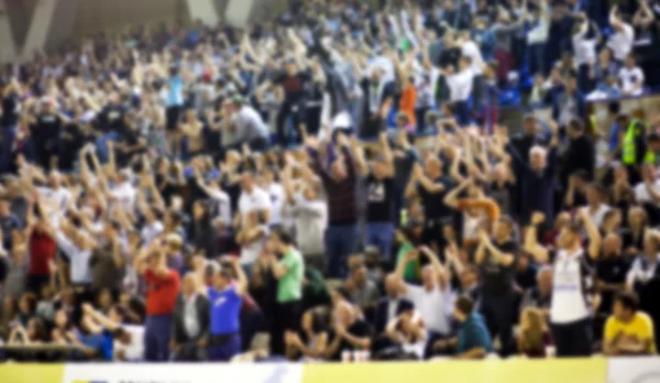 Wazig achtergrond van menigte van mensen in een basketbalveld — Stockfoto