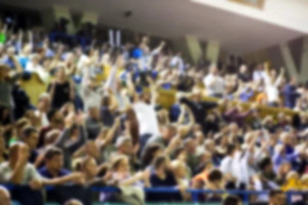 Fondo borroso de multitud de personas en una cancha de baloncesto — Foto de Stock