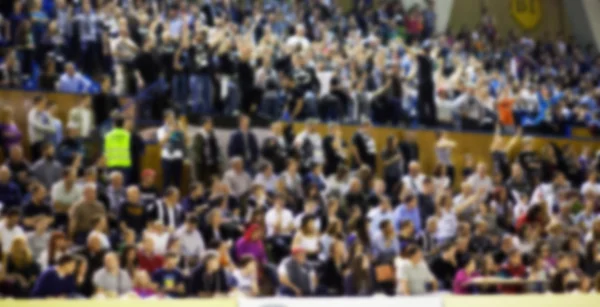 Fondo borroso de multitud de personas en una cancha de baloncesto — Foto de Stock