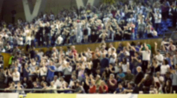 Homályos háttér tömeg emberek egy kosárlabda pályán — Stock Fotó