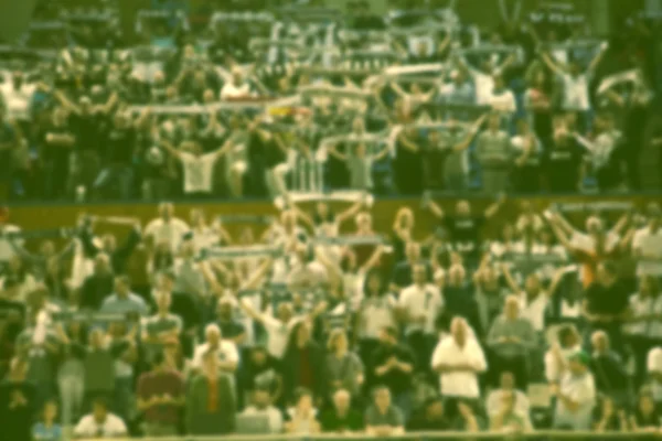 Homályos háttér tömeg emberek egy kosárlabda pályán — Stock Fotó