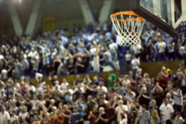 Fundo borrado de multidão de pessoas em uma quadra de basquete — Fotografia de Stock