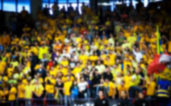 Sfondo sfocato di folla di persone in un campo da basket — Foto Stock