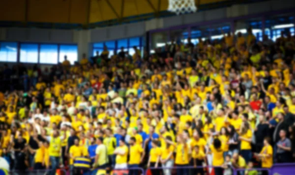 Fondo borroso de multitud de personas en una cancha de baloncesto —  Fotos de Stock