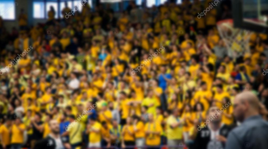 fondo borroso de multitud de personas en una cancha de baloncesto 2023