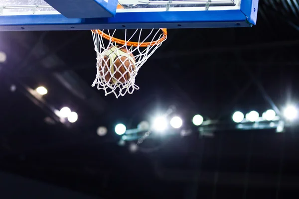 Basketbal gaat door de ring in een sportarena — Stockfoto