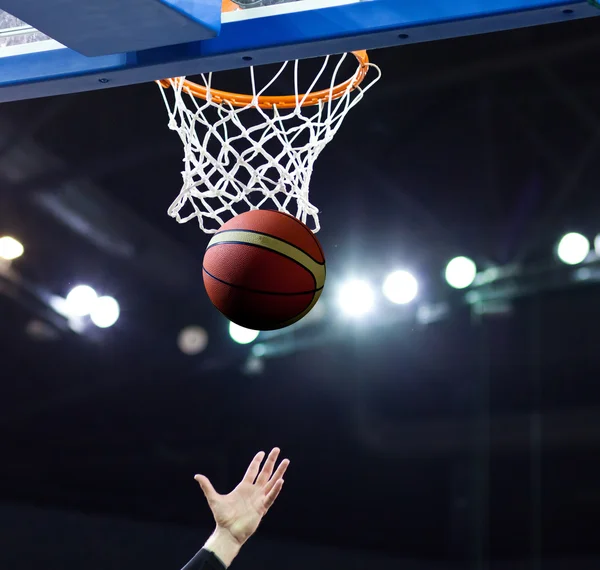 Kosárlabda megy keresztül a karika egy sport arénában — Stock Fotó