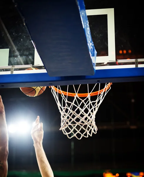 Baloncesto pasando por el aro en una arena deportiva — Foto de Stock