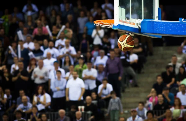 Basketbol bir spor sahasında çemberin içinden geçiyor — Stok fotoğraf