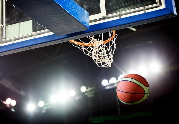 Baloncesto pasando por el aro en una arena deportiva —  Fotos de Stock