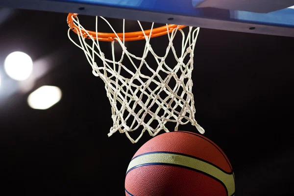 Basket passando attraverso il cerchio in un palazzetto dello sport — Foto Stock