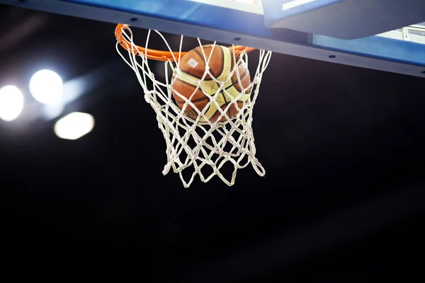 バスケットボールはスポーツ競技場のフープを通って — ストック写真