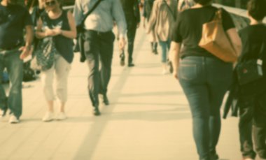 Milenyum Köprüsü ve arka plandaki St. Paul Katedrali 'ndeki kalabalığın geçmişi bulanık.