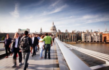 Milenyum Köprüsü ve arka plandaki St. Paul Katedrali 'ndeki kalabalığın geçmişi bulanık.