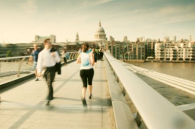 Milenyum Köprüsü ve arka plandaki St. Paul Katedrali 'ndeki kalabalığın geçmişi bulanık.