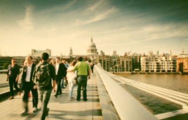 Milenyum Köprüsü ve arka plandaki St. Paul Katedrali 'ndeki kalabalığın geçmişi bulanık.