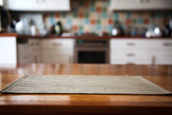 Intérieur de cuisine floue et serviette et espace de bureau — Photo