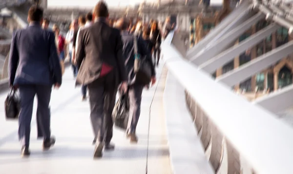 Verschwommener Hintergrund der Menschenmenge auf der Millennium Bridge und St. Pauls Kathedrale im Hintergrund, London — Stockfoto