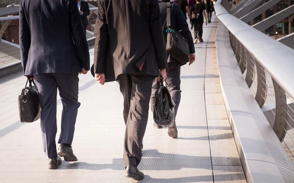 Verschwommener Hintergrund der Menschenmenge auf der Millennium Bridge und St. Pauls Kathedrale im Hintergrund, London — Stockfoto