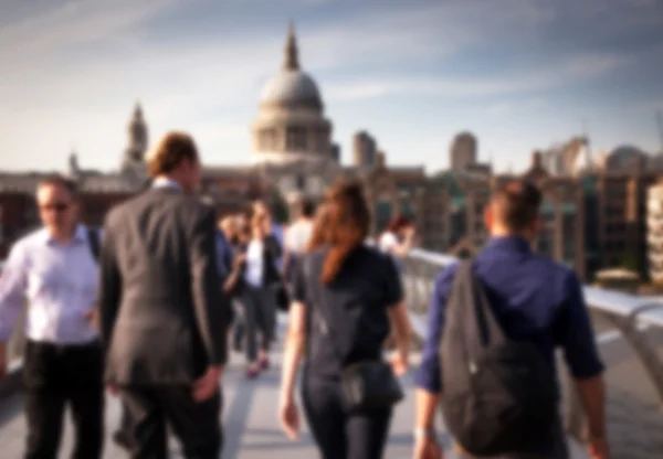 Verschwommener Hintergrund der Menschenmenge auf der Millennium Bridge und St. Pauls Kathedrale im Hintergrund, London — Stockfoto