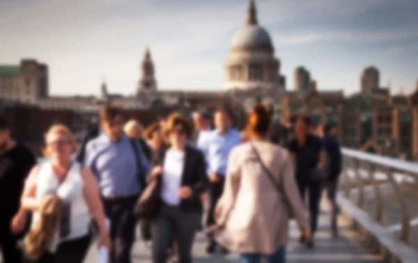 Verschwommener Hintergrund der Menschenmenge auf der Millennium Bridge und St. Pauls Kathedrale im Hintergrund, London — Stockfoto