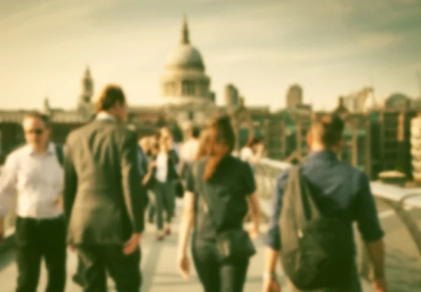 Verschwommener Hintergrund der Menschenmenge auf der Millennium Bridge und St. Pauls Kathedrale im Hintergrund, London — Stockfoto