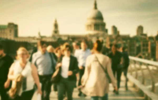 Fondo borroso de multitud de personas en el puente del milenio y St pauls catedral en el fondo, Londres — Foto de Stock