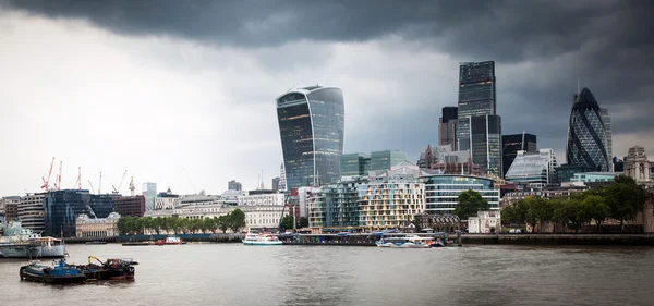 Panoramatický výhled na Londýn z mostu Tower Bridge do města přes Temži — Stock fotografie