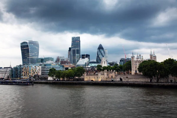 Vista panoramica su Londra dal Tower Bridge alla città attraverso il Tamigi — Foto Stock