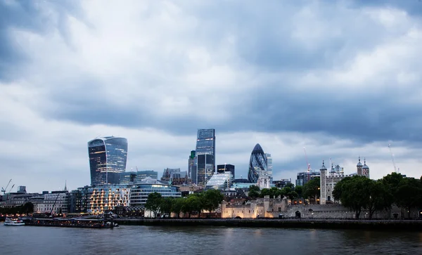 Panoramisch uitzicht over Londen vanaf de Tower Bridge naar de stad over de Theems — Stockfoto