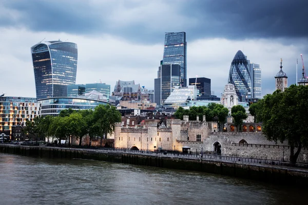 Panoramautsikt över London från Tower Bridge till staden över Themsen — Stockfoto