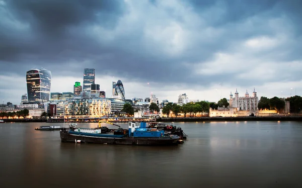 Panoramiczny widok na Londyn od Tower Bridge do City przez Tamizę — Zdjęcie stockowe