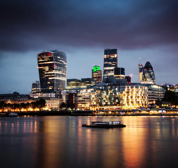 Londra 'nın panoramik manzarası Tower Köprüsü' nden Thames Nehri 'nin karşısındaki şehre kadar. — Stok fotoğraf